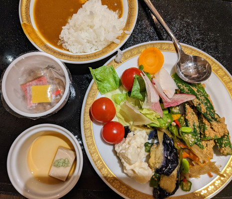 朝食にカレーもあり