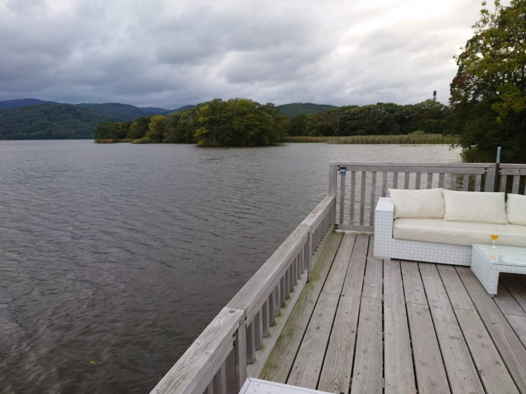 ラウンジの奥から行ける湖上テラス。ここで朝食食べたかった～！