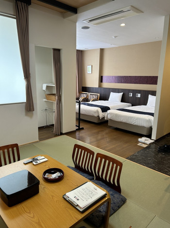 のんびり檜風呂に入る若い女性