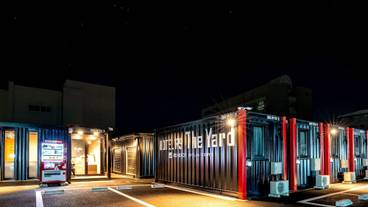 施設の正面 (日没後) / 1