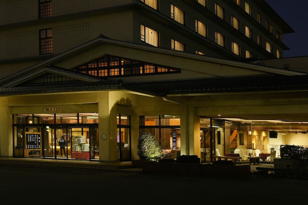 施設の正面 (日没後)