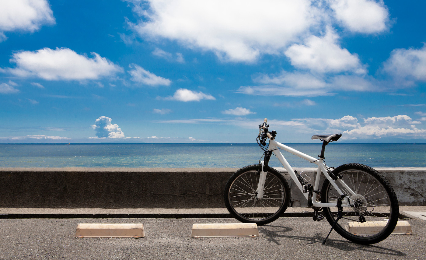 青い空と海、マウンテンバイク