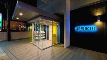 施設の正面 (日没後) / 1