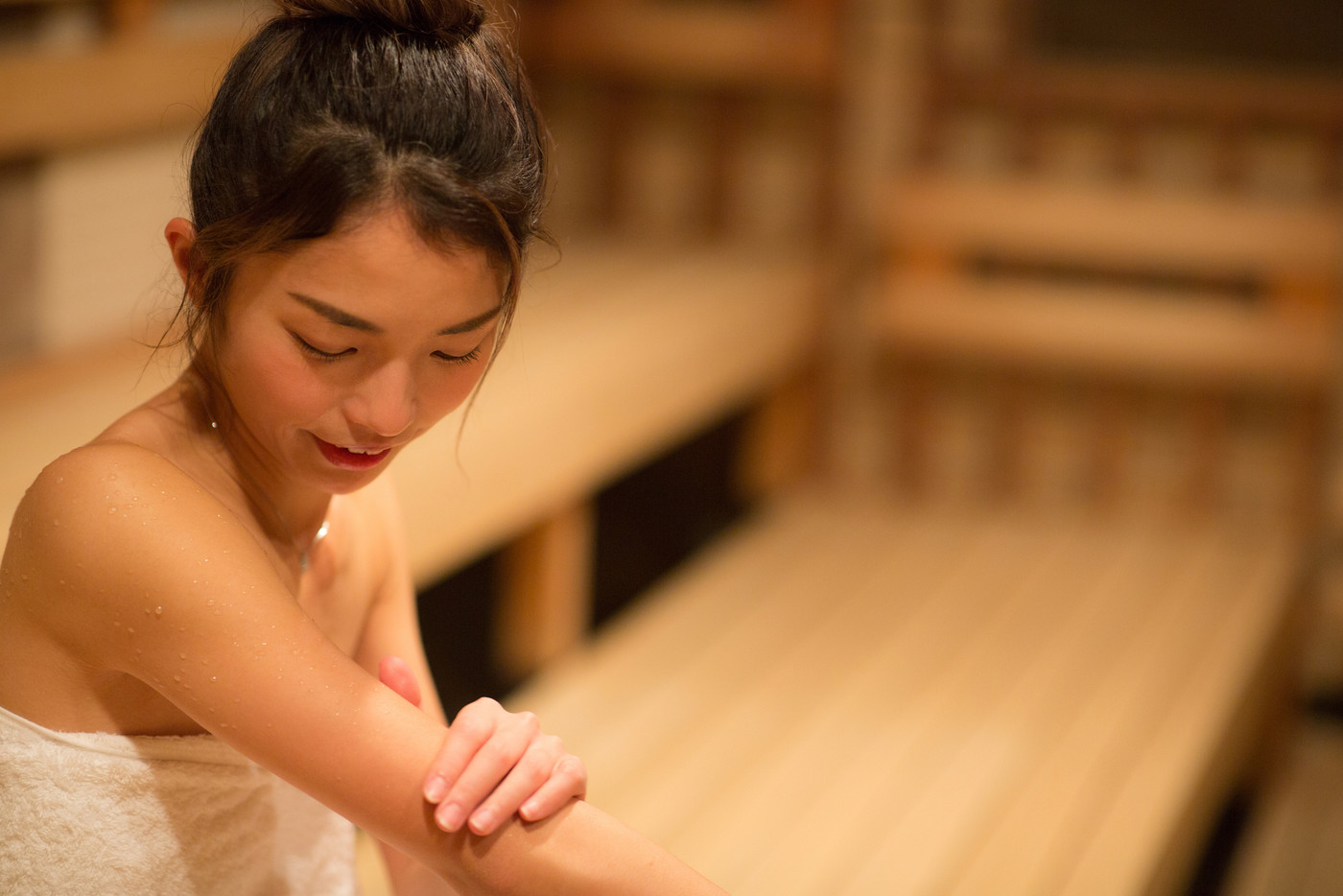 サウナに入る女性