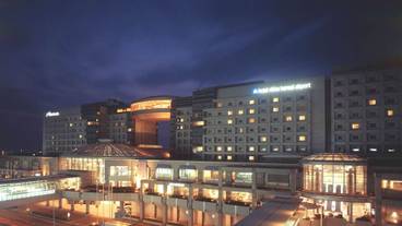 施設の正面 (日没後) / 2