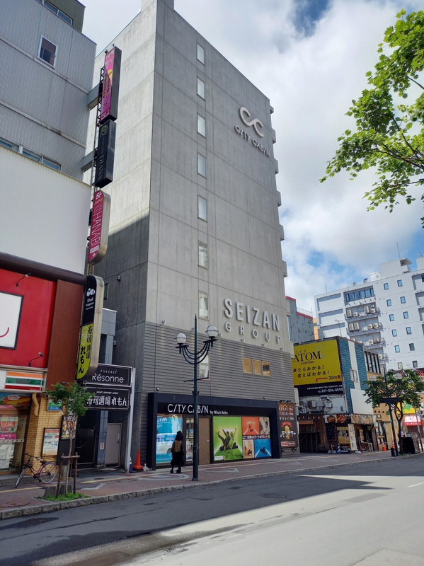 地下鉄すすきの駅近くにあります。