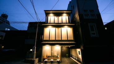 施設の正面 (日没後) / 2