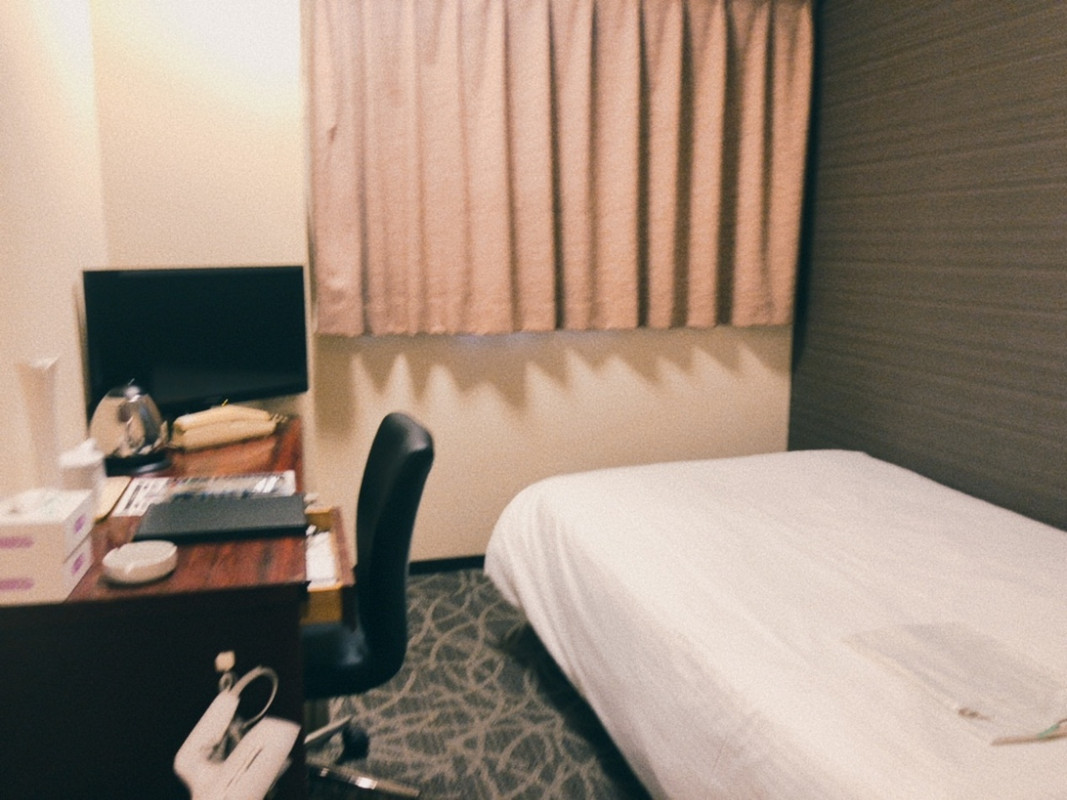 普通のビジネスホテルより広め