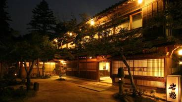 施設の正面 (日没後) / 6