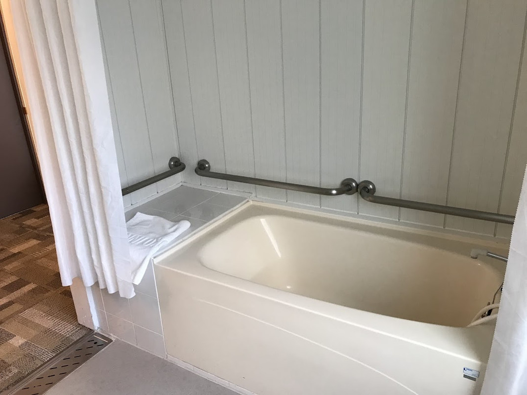 頭を乗せるのにちょうどいい角度のついたバスタブ