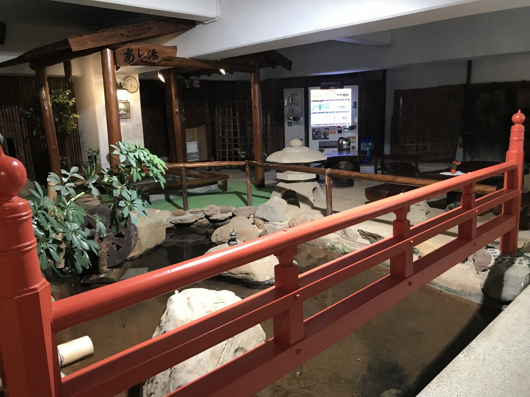 浴場までの道には足湯コーナーも。