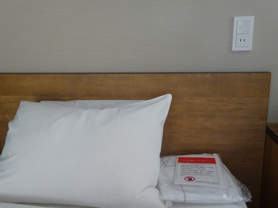 枕元に電源コンセントと照明のスイッチがあって◎