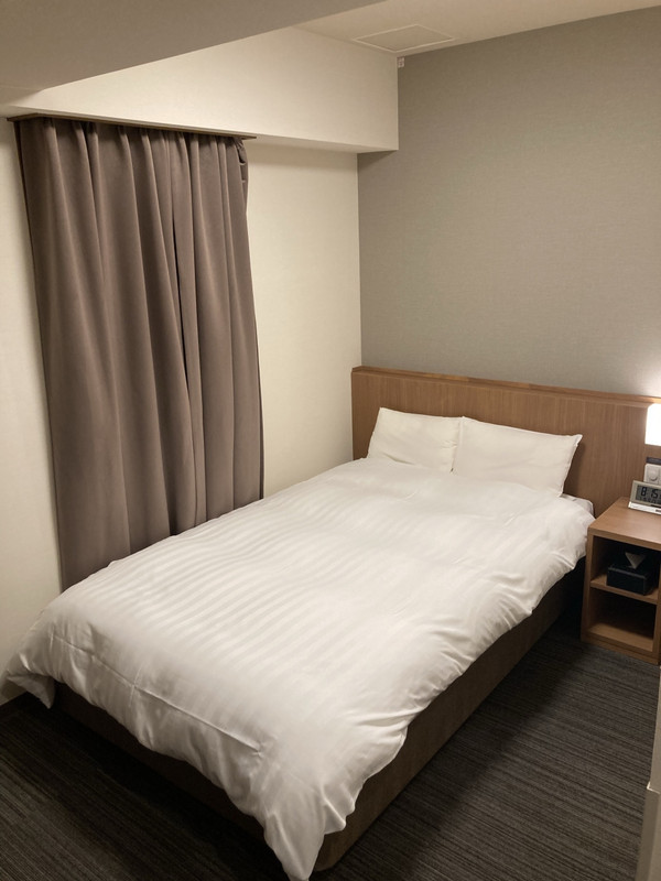 固いベッド(シモンズ)