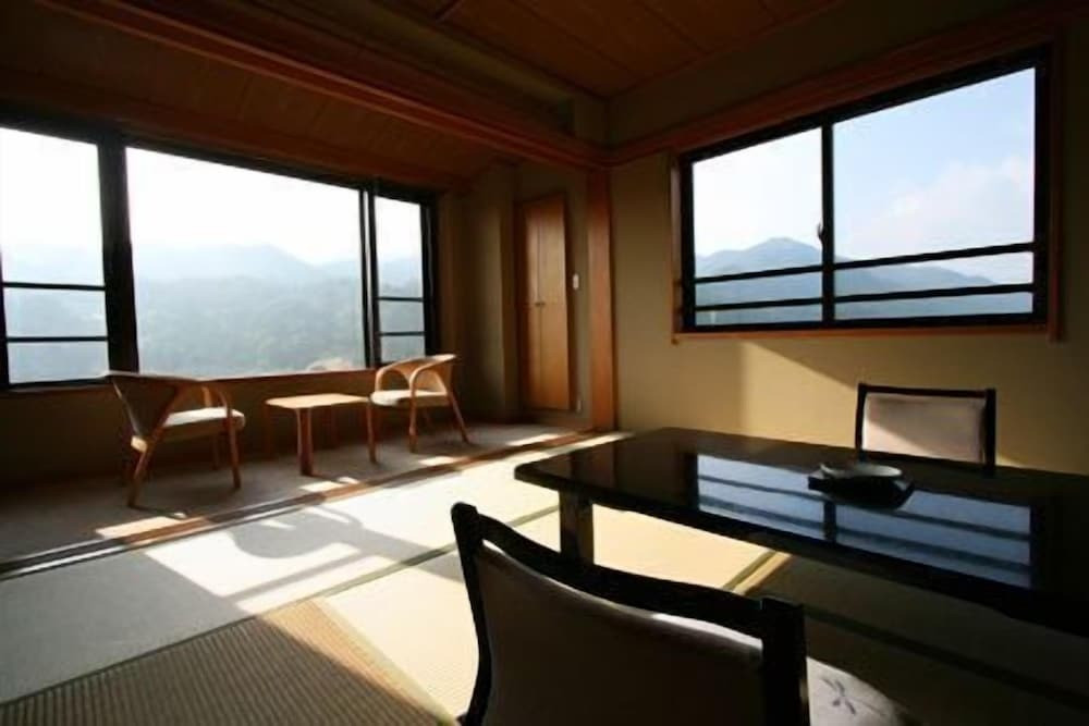 客室内のダイニングエリア