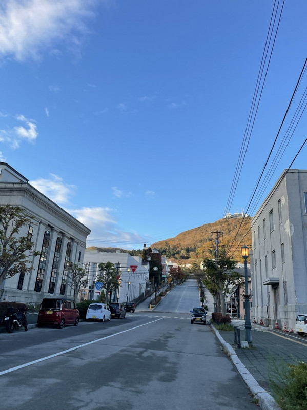 左手の建物です。