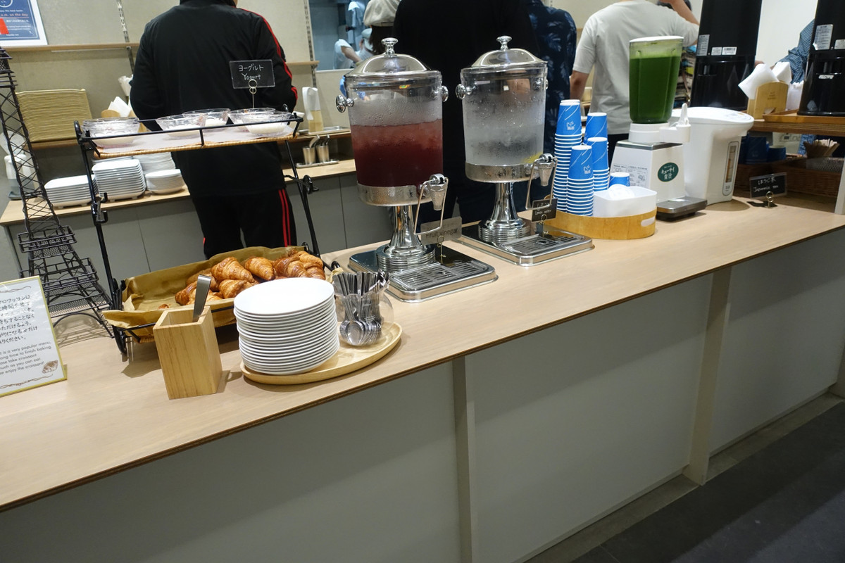 無料朝食。品数は少ない、簡単な朝食という感じ