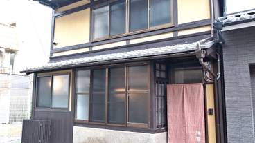 施設の入り口 / 2