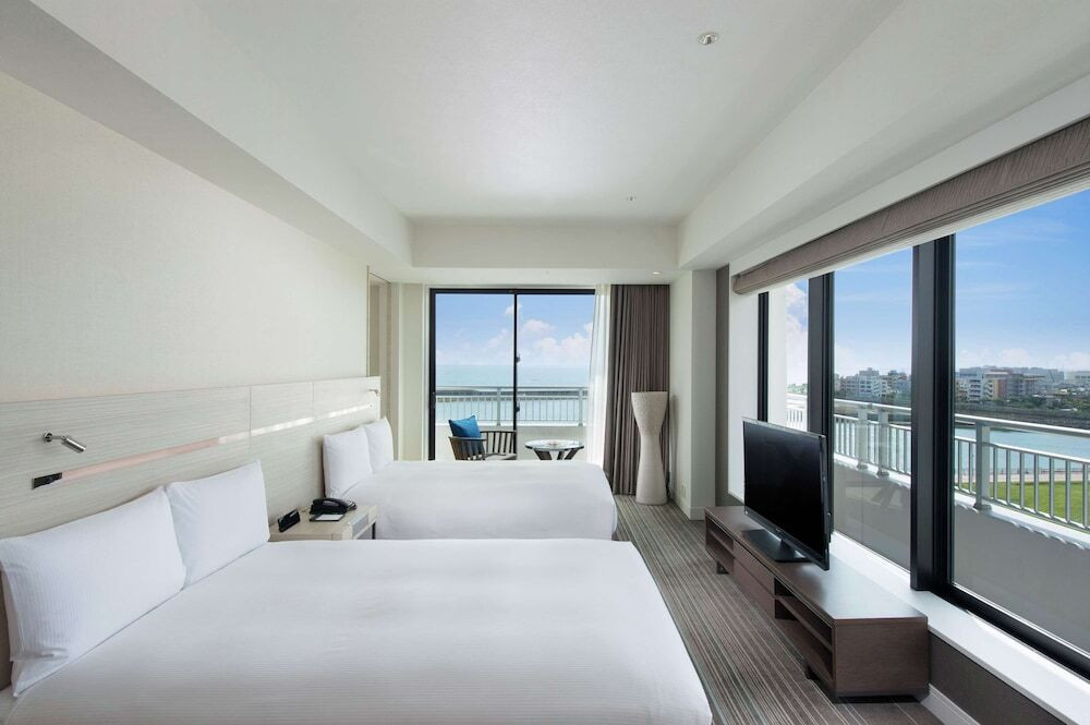 リゾートホテルのテラスで優雅な朝食4379262