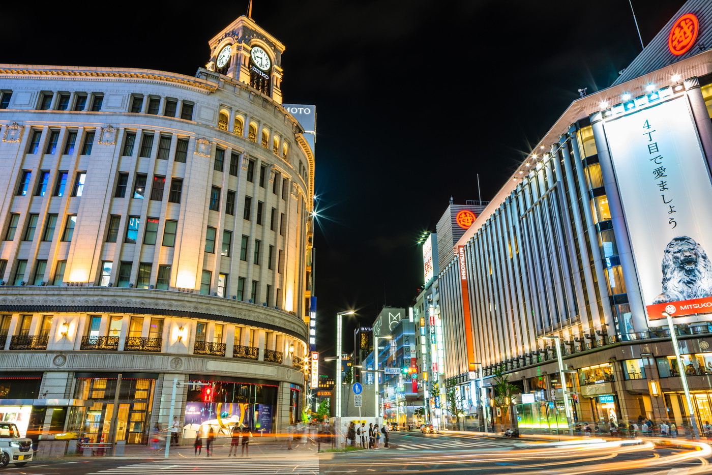 東京　銀座　夜の四丁目交差点