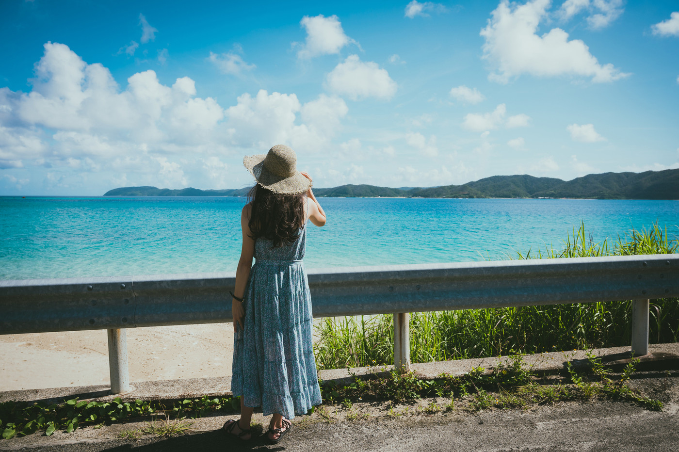 海とワンピースの女性後ろ姿　南国ビーチリゾート　奄美大島　　