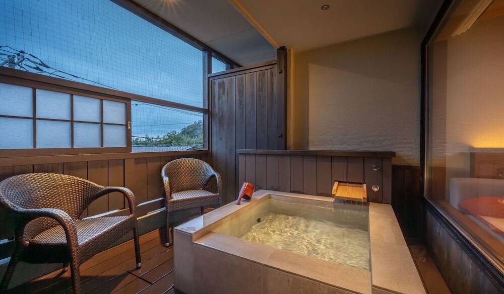 客室露天風呂で
贅沢な温泉タイム / 2