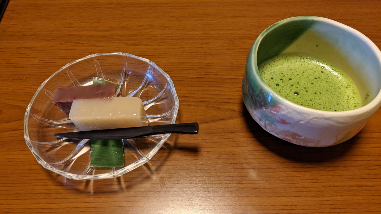 お着きのお菓子はりんごの羊羹