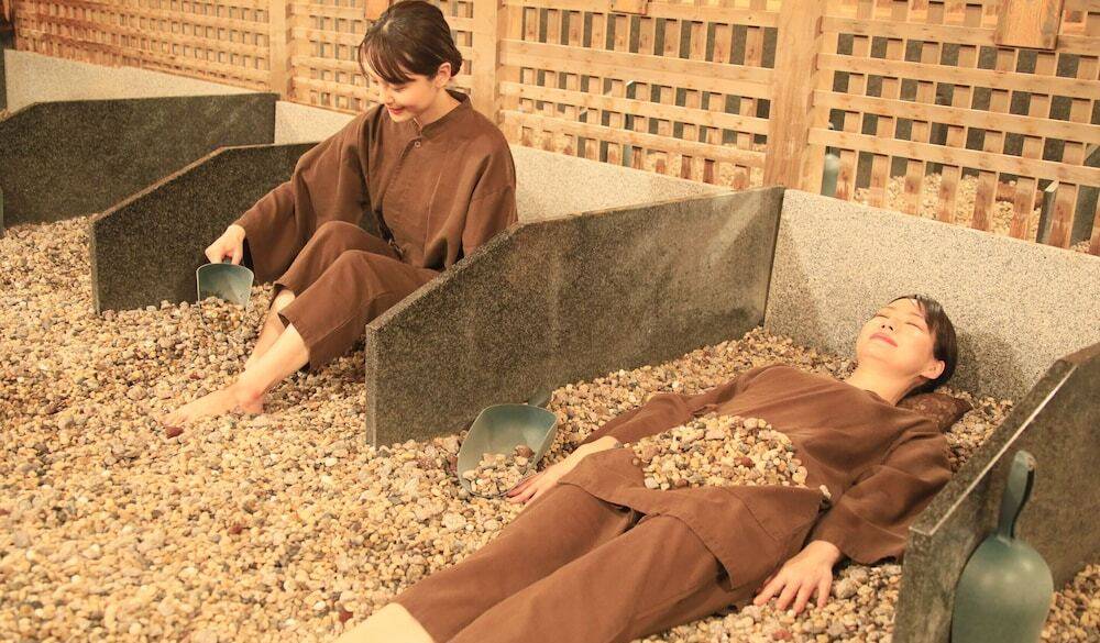 世界初の薬石浴で
汗を流してデトックス / 2