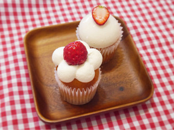 「フェアリーケーキ フェア グランスタ店」 料理 63851546 苺のショートケーキ＆ダブルベリーチーズケーキ