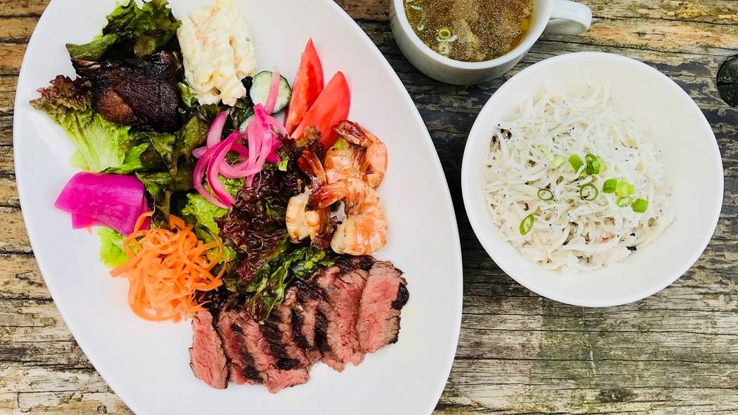ローカル感漂うお店で
心満ちるディナーを / 1