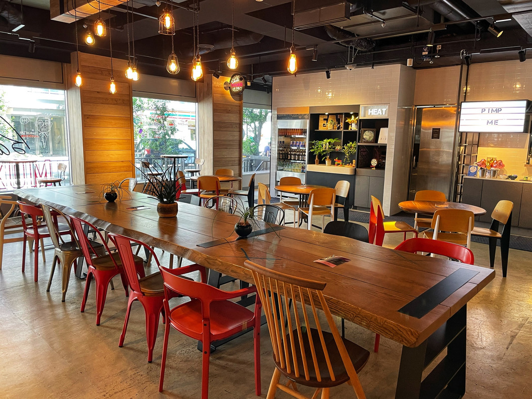 朝食後はライブラリースペースで作業タイム。BGMがかかっていないので、テレワークにもピッタリ。好きなドリンクを飲みながら快適に過ごせます。