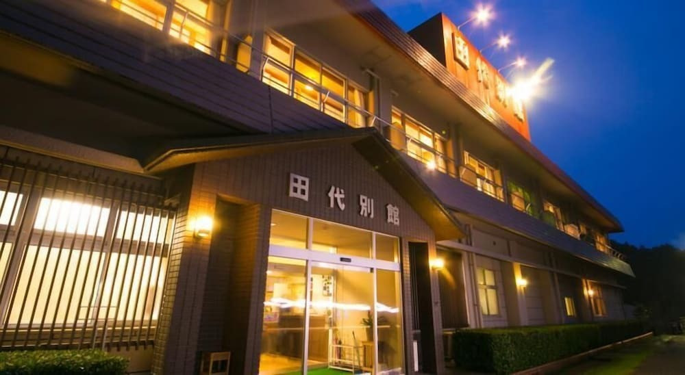 施設の正面 (日没後)