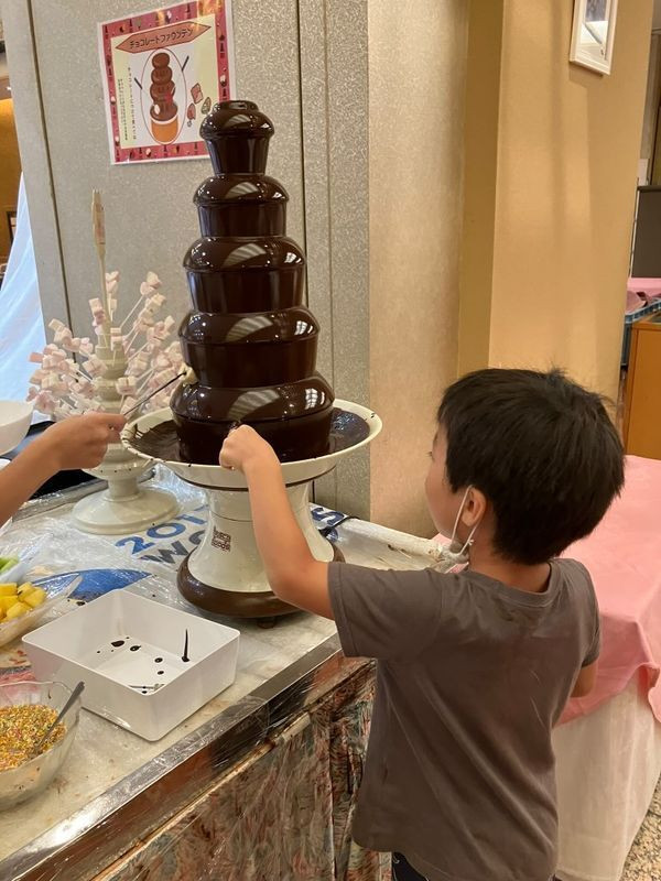 夕食バイキング。子ども達はチョコフォンデュがお気に入りのようです！