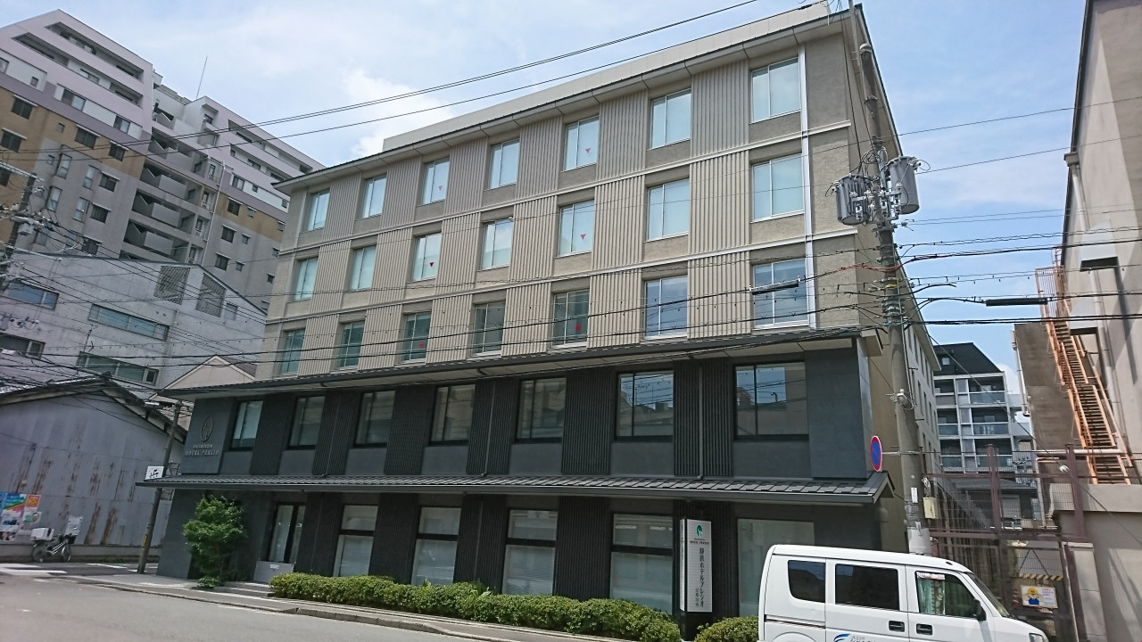 ホテル正面(写真左側に入口があります。)