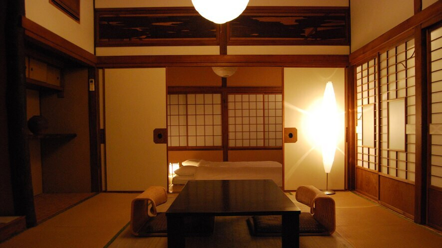 海辺の静かな旅館。光と陰が生み出す空間に身を浸して3653174