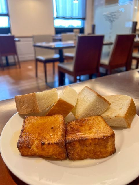 系列ホテルのオリジナル高級食パン「ホテルブレッド椿」。同じパンを使ったフレンチトーストも / 2