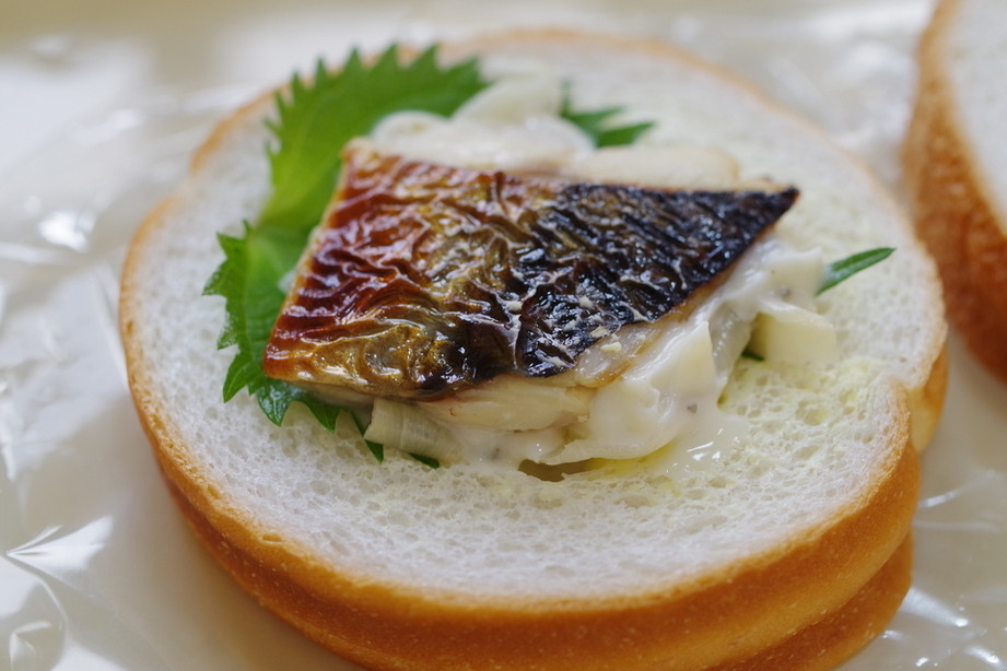 「つるやパン まるい食パン専門店」 料理 59075450 まるい食パンサンド(鯖)