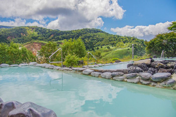 The best way to refresh yourself is to travel to the "breathtakingly beautiful onsen" in the Kanto region3909498