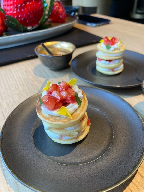 「苺 Art of Strawberry」とセットの「苺のミニパンケーキ」も絶品♡ / 3