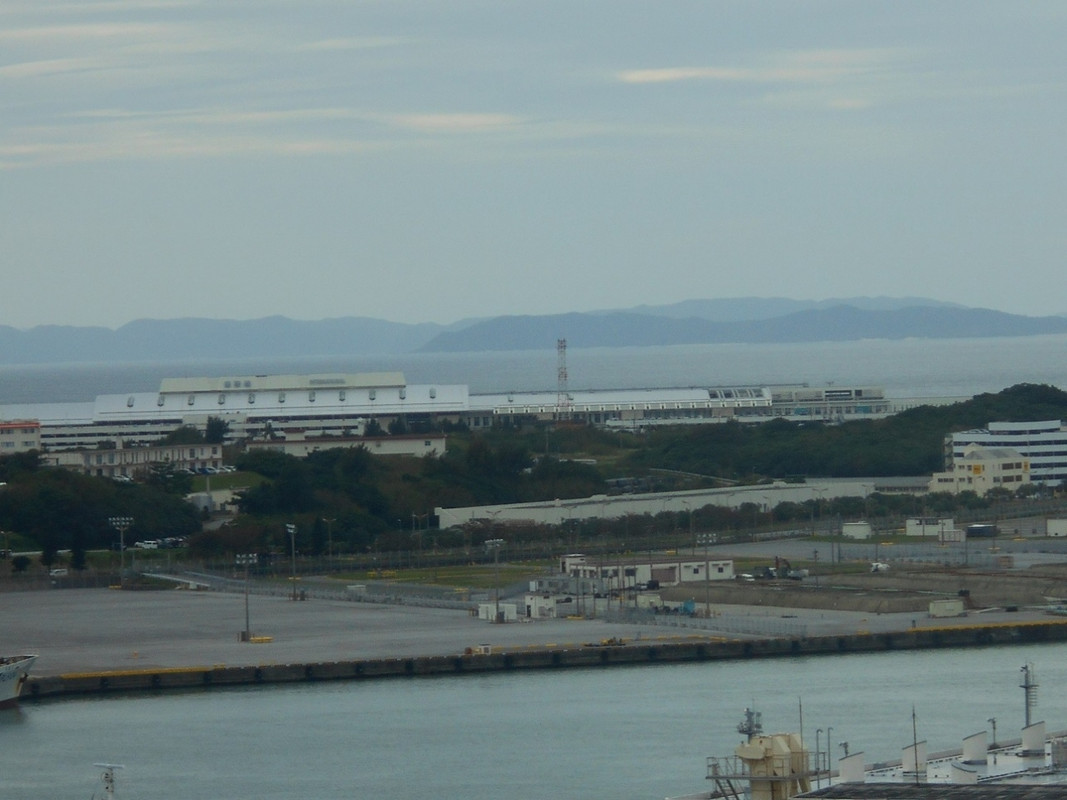 那覇空港の先に、慶良間諸島が見えます