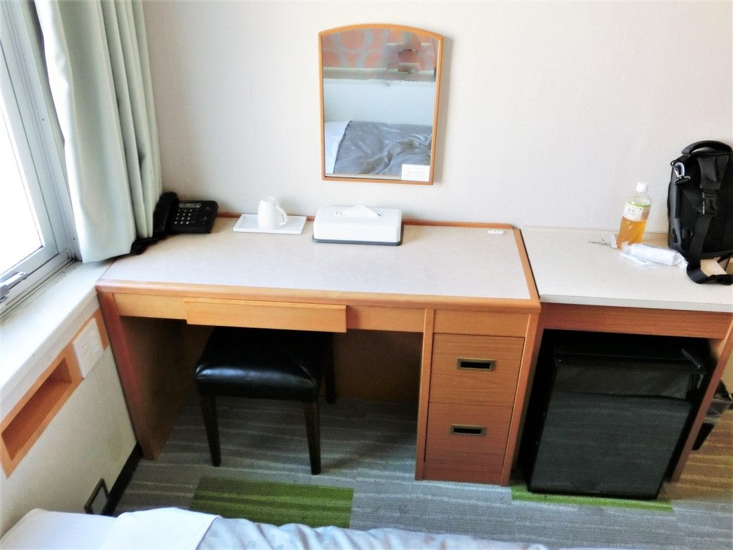 デスク周りには何も無いシンプルさ？