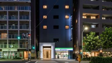 施設の正面 (日没後) / 2