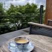 鴨川沿いのテラスでコーヒー