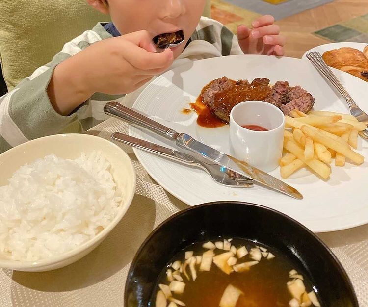 子ども用のメニューは、ハンバーグとポテト、炊き立てご飯にお味噌汁。大人用メニューに引けを取らない美味しさ / 1