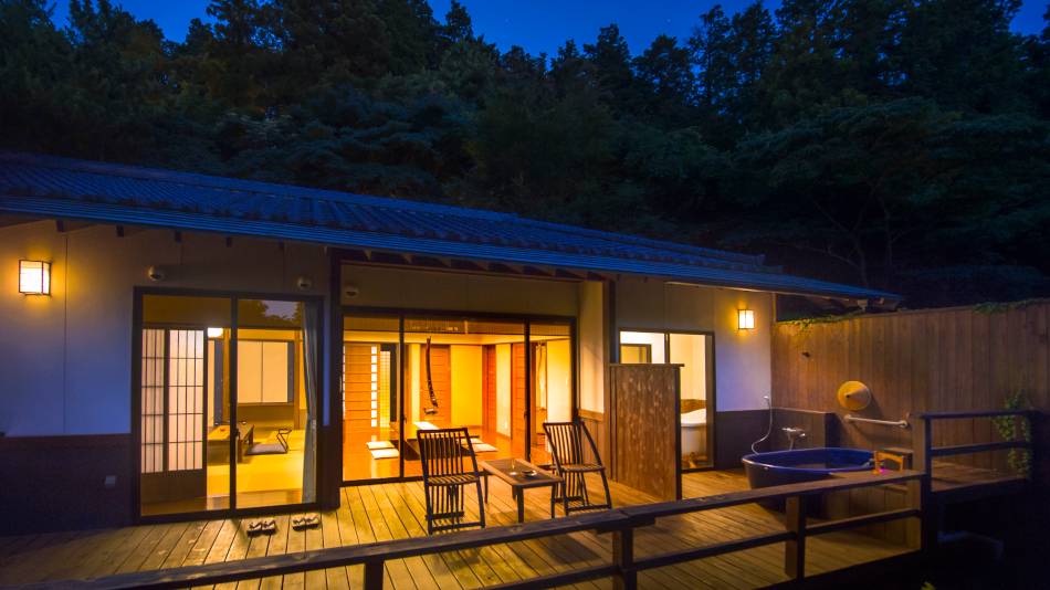 部屋風呂に花を浮かべ
2人きりの温泉タイム / 3