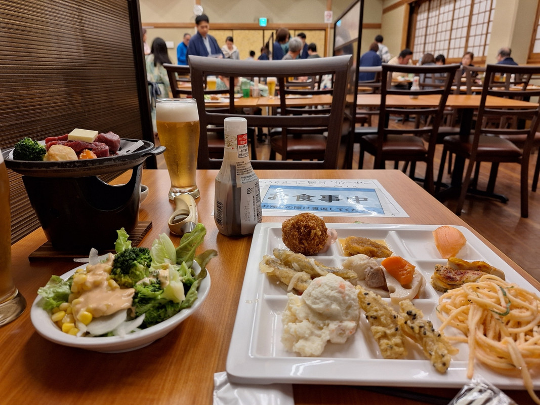 おなじみ飲み放題付きビュッフェ。