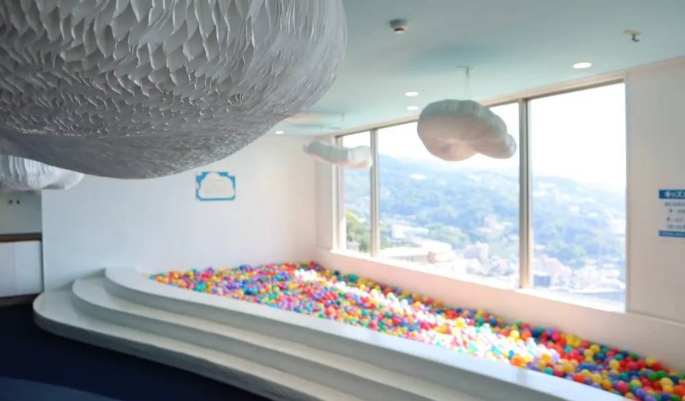 ラウンジの奥にある「キッズルーム」。ボールプールや小さな滑り台、また4歳未満のお子様用に小さなクライミングウォールがありますよ。