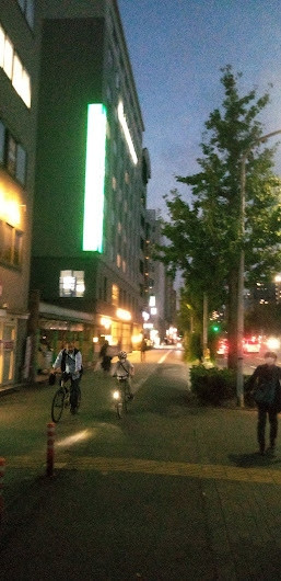 市バス停留所から見たホテルです