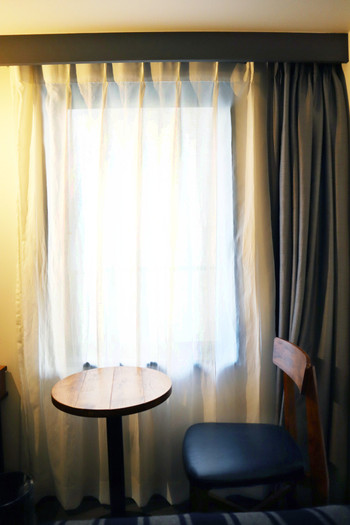 窓際でのんびり過ごす時間も2009380