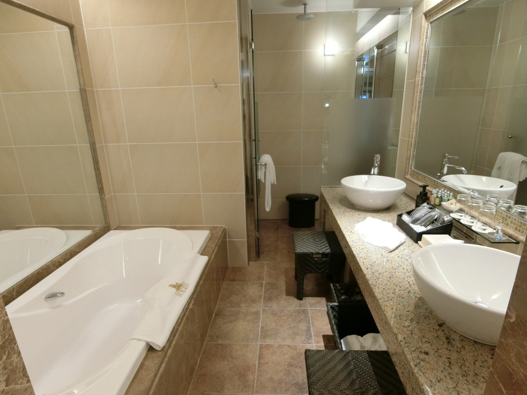 シャワー室は別に付いてます。洗面ボールも2ヶ所ありました