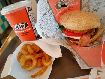 「Ａ＆Ｗ 那覇空港店」 料理 68858061 The A&Wバーガー コンボセット